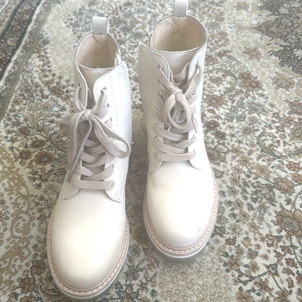 OASIS SOCIETY Camilla Womens Lace Up Boots. Wore only couple times .